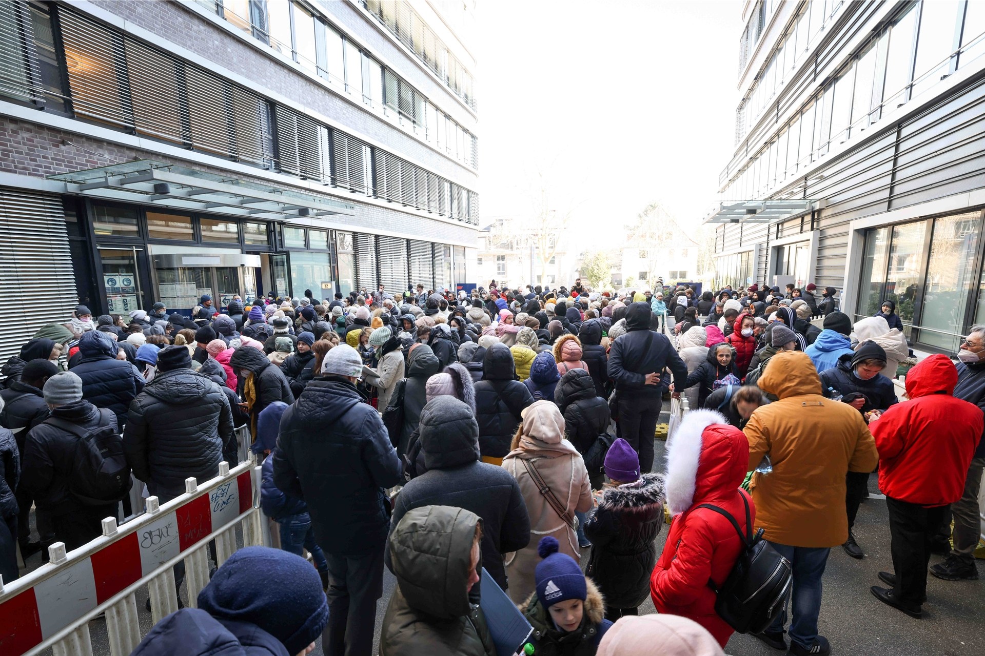 Ukrainische Flüchtlinge warten vor der Zentralen Ausländerbehörde mit der neuen Registrierungsstelle im Amt für Migration an der Hammer Straße.