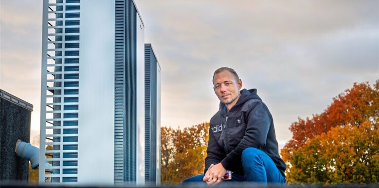 Die Luftwärmepumpe auf dem Dach spart Energie. Anlagenmechaniker Thilo Köttermann hat dieses Konzept für Gebäude der neuma mitentwickelt.