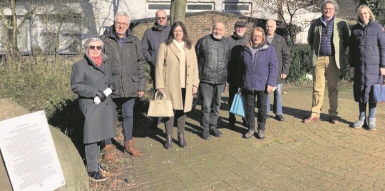 Weihen die Gedenkplatte ein, die an Anna Spiekermann, genannt „Hexen Änneken“, erinnert (v.l.): Brigitte und Clemens August Spiekermann, Silvia Godde, Thorsten Westerheide, Berthold Hetterscheidt, Bernd Halsch, Mechtild Hetterscheidt, Günther Thunecke, Carlo und Silvia von Westerholt.