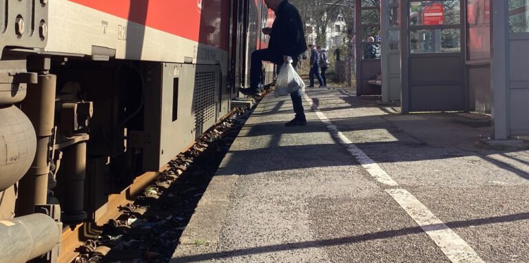 Der Bahnhof Süd in Castrop gehört ganz bestimmt nicht zu den kundenfreundlichen Bahnhaltepunkten. Ob die marode Situation etwas mit dem Unfall einer 86-Jährigen zu tun hatte, ist noch unklar.