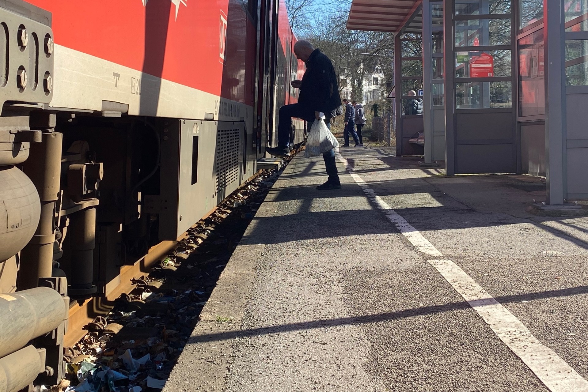 Der Bahnhof Süd in Castrop gehört ganz bestimmt nicht zu den kundenfreundlichen Bahnhaltepunkten. Ob die marode Situation etwas mit dem Unfall einer 86-Jährigen zu tun hatte, ist noch unklar.