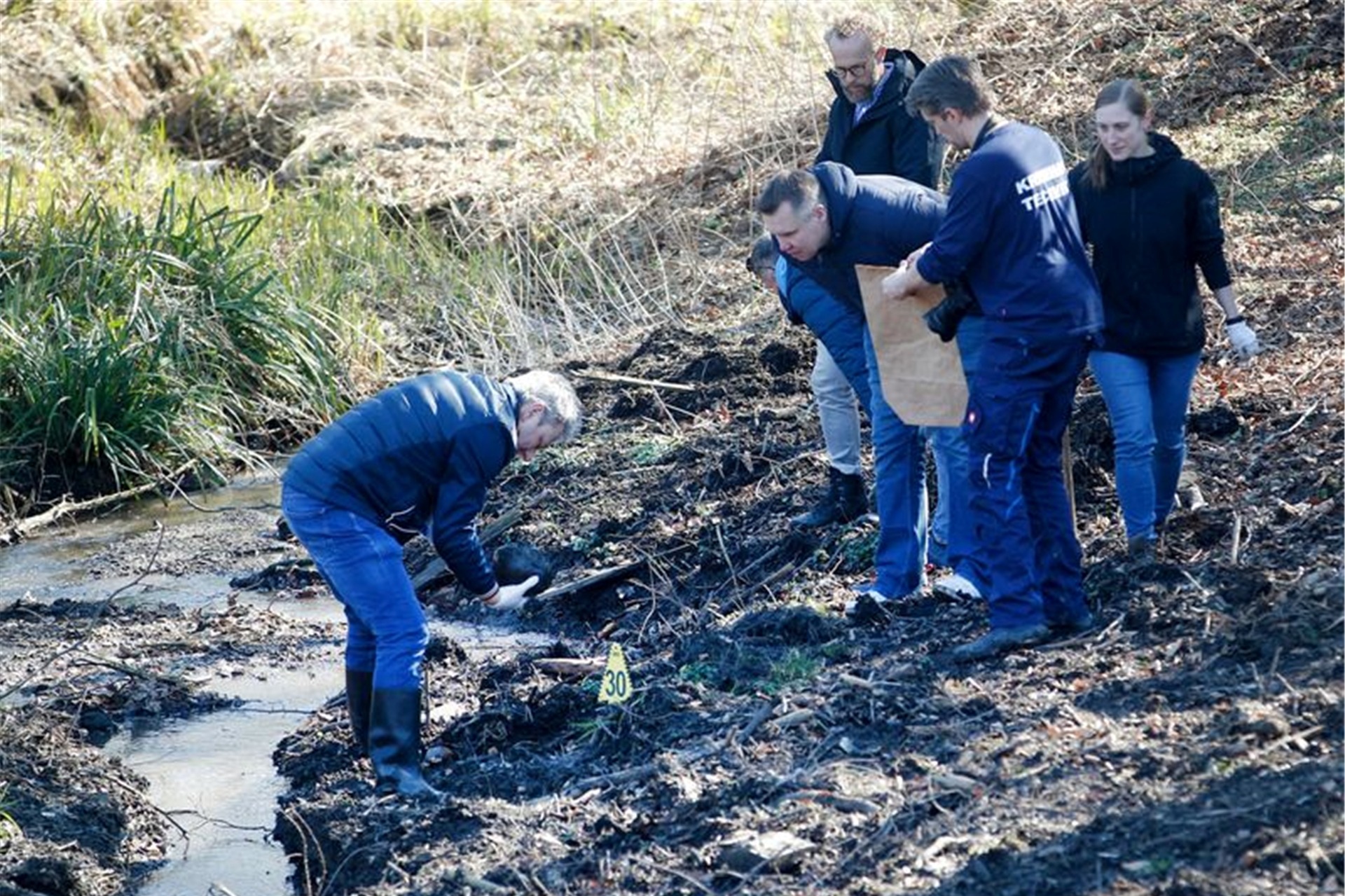 Kriminaltechniker der Polizei haben an einem Bachlauf den Schädel eines Menschen gefunden.
