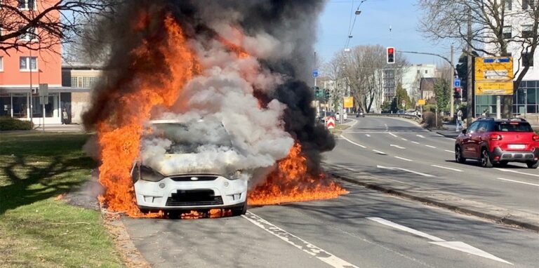 Als die Feuerwehr am Engelsburgplatz eintraf, stand das Auto schon komplett in Flammen.