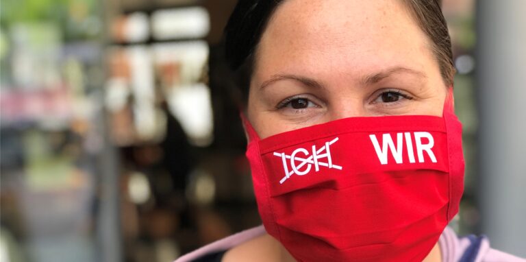 Masken begleiten uns durch die Pandemie. Zu Beginn durften sie noch selbst genäht sein und wie hier einer Kampagne ein Gesicht geben.