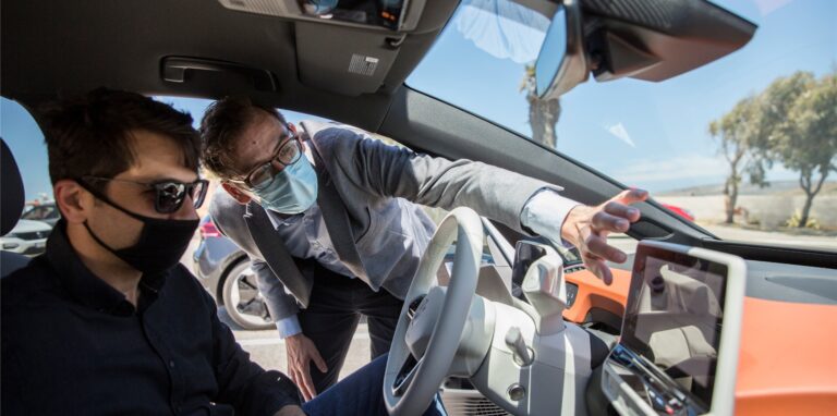 Immer mehr Autofahrer fragen sich, ob sie auf ein Elektro-Auto umsteigen sollen.