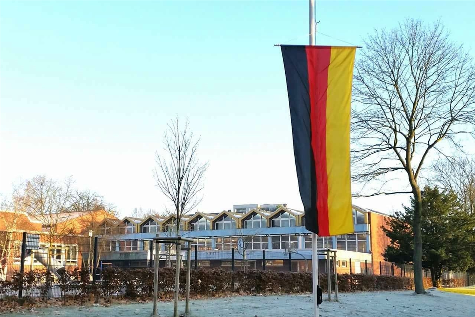 An allen öffentlichen Gebäuden – hier das Städtische Gymnasium Herten – hängen Flaggen auf halbmast. (Archivfoto)