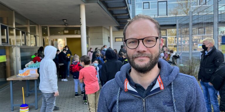 Schulleiter Tobias Gahlen ist stolz auf seine Schützlinge und das Lehrpersonal, die in kürzester Zeit eine Benefizaktion für die Menschen aus der Ukraine organisiert haben.