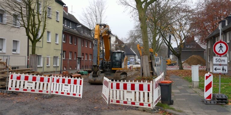 Rund um die Dauerbaustelle Adalbertstraße gibt es erneut Sperrungen.