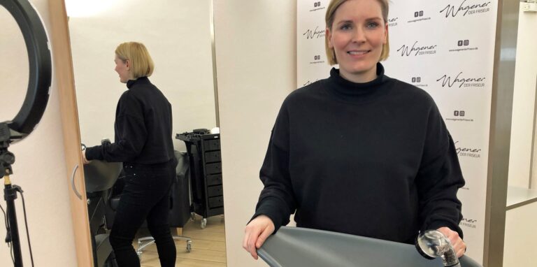 Theresa Wagener arbeitet drei Tage bei der Fashion Week in Berlin. Hier frisiert sie die Models für die Modenschauen.