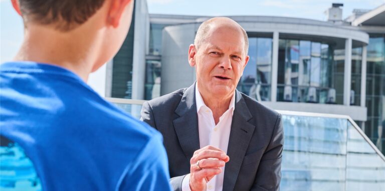 Beim ARD-Sommerinterview 2021 stellte sich Olaf Scholz „Logo“-Kinderreporter Adrian. Jetzt sprach er mit Polina über Krieg, seine Ausstrahlung und Eis.