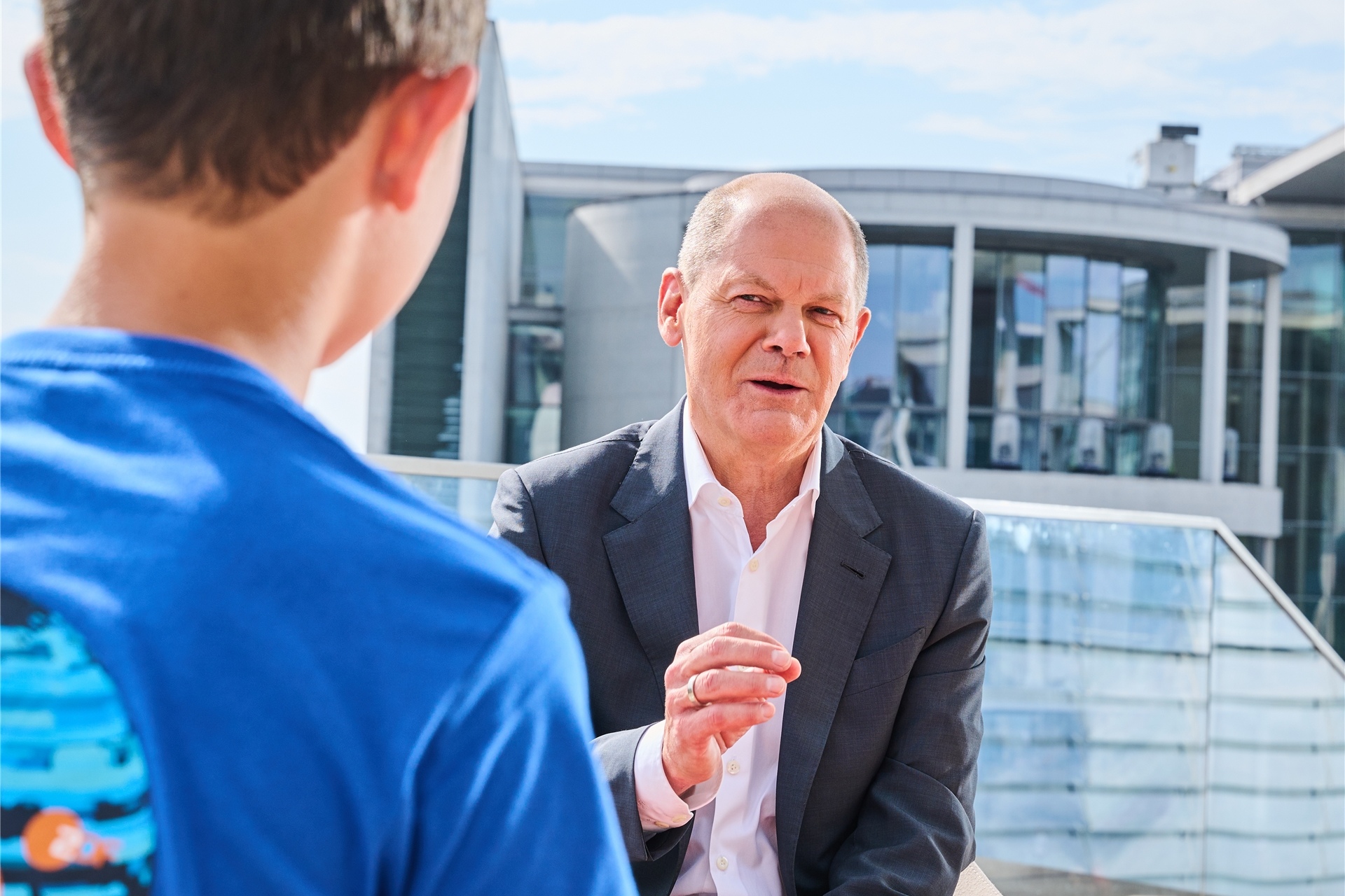 Beim ARD-Sommerinterview 2021 stellte sich Olaf Scholz „Logo“-Kinderreporter Adrian. Jetzt sprach er mit Polina über Krieg, seine Ausstrahlung und Eis.
