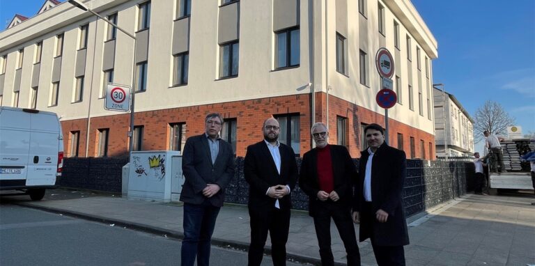 Vor dem muslimischen Schülerinnen-Internet auf dem Paschenberg, das zur Flüchtlingsunterkunft werden soll, stehen (v.l.) der städtische Sozialdezernent Hermann Pieper, Selman Duran (2. Vorsitzender des Moscheevereins ZBI), Bürgermeister Matthias Müller und Talha Kalayci (1. Vorsitzender des Moscheevereins).