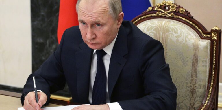 Das von der staatlichen russischen Nachrichtenagentur Sputnik veröffentlichte Poolfoto zeigt Wladimir Putin, Präsident von Russland, der eine Sitzung mit Regierungsmitgliedern per Telefonkonferenz leitet.