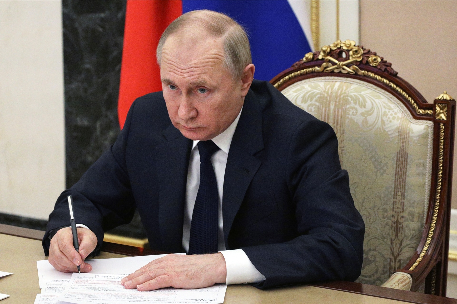 Das von der staatlichen russischen Nachrichtenagentur Sputnik veröffentlichte Poolfoto zeigt Wladimir Putin, Präsident von Russland, der eine Sitzung mit Regierungsmitgliedern per Telefonkonferenz leitet.