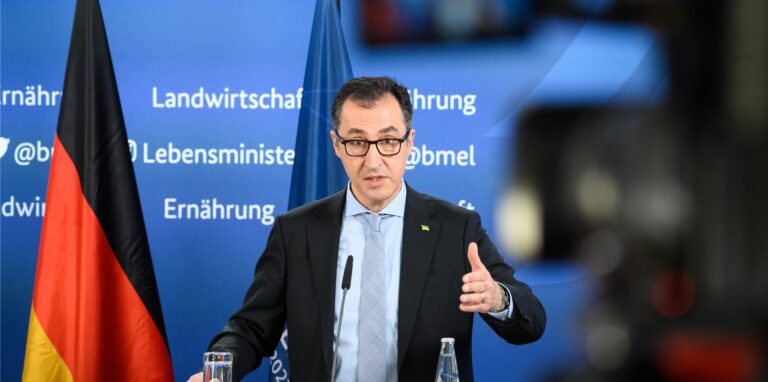 Cem Özdemir (Bündnis 90/Die Grünen), Bundesminister für Ernährung und Landwirtschaft, äußert sich bei einer Pressekonferenz nach einem Sondertreffen der G7-Agrarministerinnen und -minister.