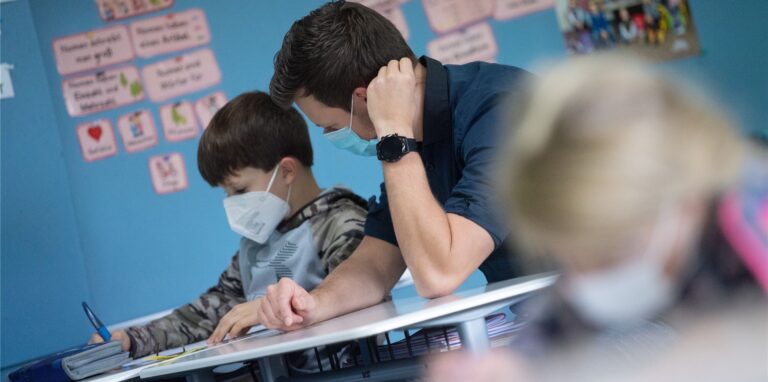 Aktuell müssen Schüler und Lehrer Masken im Unterricht tragen. Das soll sich bundesweit ab April ändern.