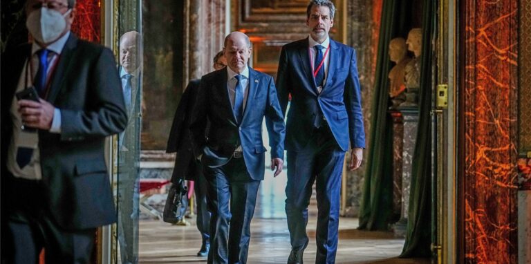 Bundeskanzler Olaf Scholz (SPD) kommt im Schloss in Versailles nach dem Treffen der Staats- und Regierungschefs der Europäischen Union EU mit dem Regierungssprecher Steffen Hebestreit (r) zur Pressekonferenz. Thema des Gipfels war die aktuelle Entwicklung nach dem russischen Angriff auf die Ukraine.