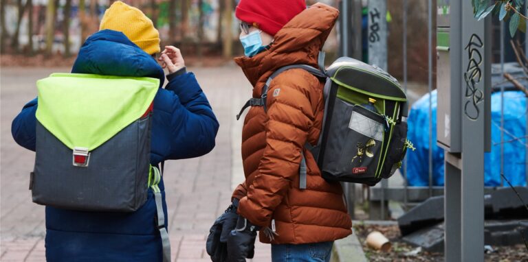 Aktuell müssen Schüler in den Schulen Masken tragen. Das soll nach dem Willen der Kultusministerkonferenz der Länder im April enden.