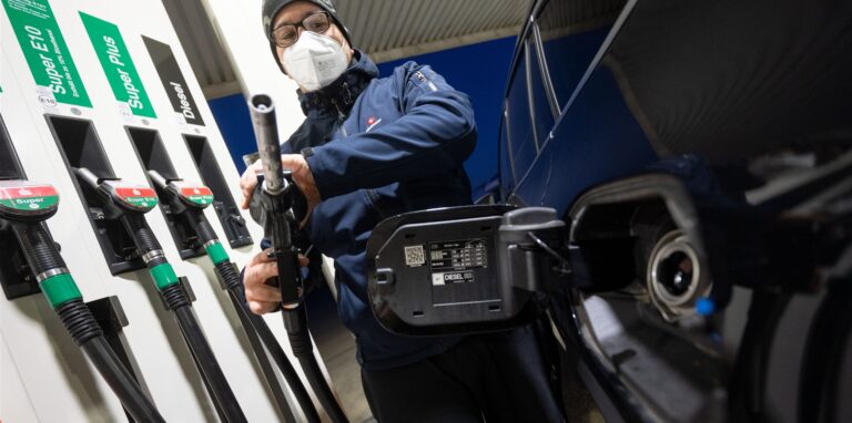 Ein Kunde einer freien Tankstelle füllt sein Auto mit Diesel-Kraftstoff.