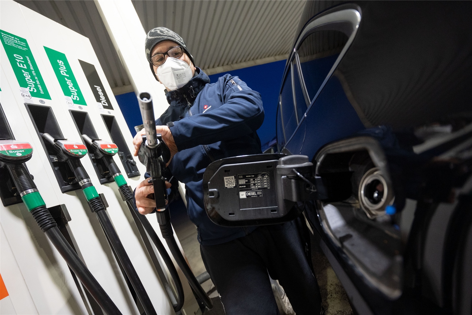 Ein Kunde einer freien Tankstelle füllt sein Auto mit Diesel-Kraftstoff.