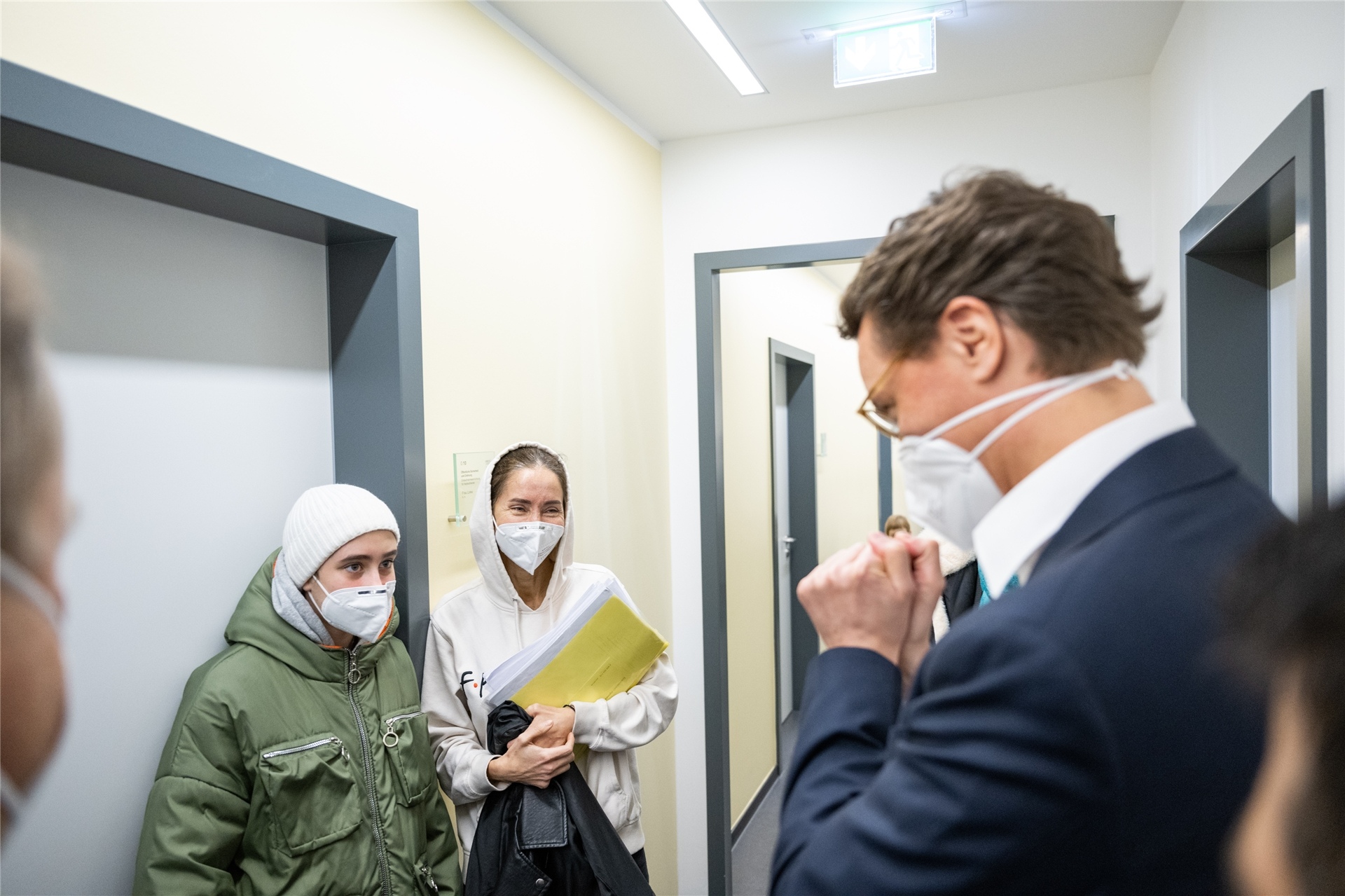 Nordrhein-Westfalens Ministerpräsident Hendrik Wüst (CDU, r) spricht in der zentralen Aufnahmestelle in Unna mit Flüchtlingen aus der Ukraine.