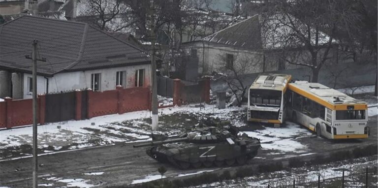 Panzer der russischen Armee bewegen sich durch eine Straße am Stadtrand von Mariupol.