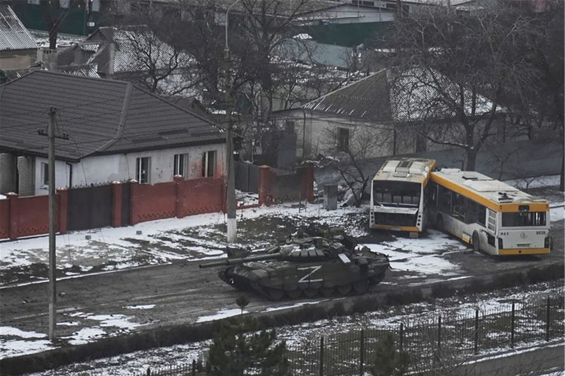 Panzer der russischen Armee bewegen sich durch eine Straße am Stadtrand von Mariupol.