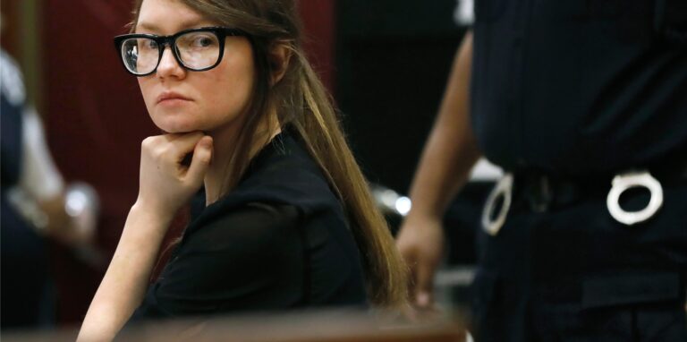 Anna Sorokin, verurteilte Hochstaplerin aus Deutschland, sitzt in einem Gerichtssaal. Ihre Geschichte ist auch verfilmt worden. Die True-Crime-Serie «Inventing Anna» ist bei Netflix zu sehen.