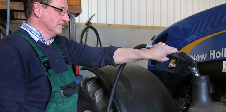 146 Liter Diesel fasst der Tank des Treckers von Landwirt Ludger Winkelkotte.