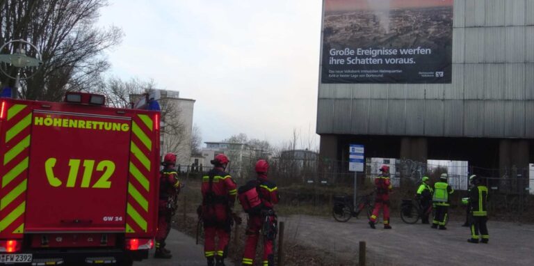 Feuerwehr und Polizei rückten am frühen Sonntagabend erneut aus zum Kronenturm an der Märkischen Straße.