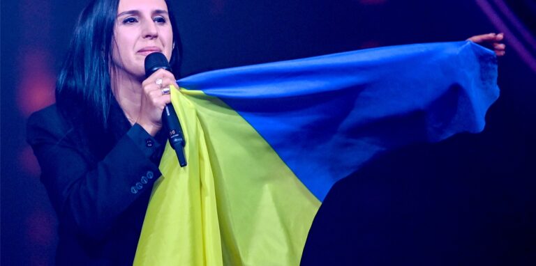 Die ukrainische Sängerin Jamala, steht bei der Show „Germany 12 Points – der deutsche ESC-Vorentscheid“ auf der Bühne. Die ESC-Gewinnerin floh mit ihren Kindern aus der Ukraine. Die Musikerin gewann 2016 mit dem Song „1944“ den 61. Eurovision Song Contest.