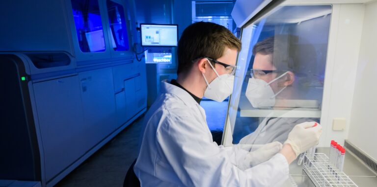 Labormitarbeiter Christoph Majowski bereitet im Labor Nordlab PCR-Tests von Patienten auf die PCR-Analyse vor. Jetzt gibt es eine Variante: „Deltakron“.