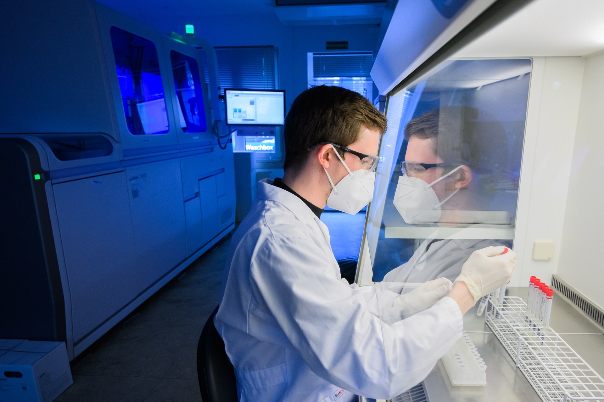 Labormitarbeiter Christoph Majowski bereitet im Labor Nordlab PCR-Tests von Patienten auf die PCR-Analyse vor. Jetzt gibt es eine Variante: „Deltakron“.