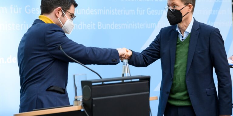Karl Lauterbach (r, SPD), Bundesminister für Gesundheit, und Marco Buschmann (FDP), Bundesminister der Justiz, planen einen deutlich verringerten Basisschutz für ganz Deutschland.