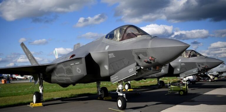 Ein Lockheed Martin F-35 Tarnkappenjet aus den USA mit einem Radargerät des Rüstungsunternehmens Hensoldt bei der Raumfahrtausstellung (ILA) in Berlin.