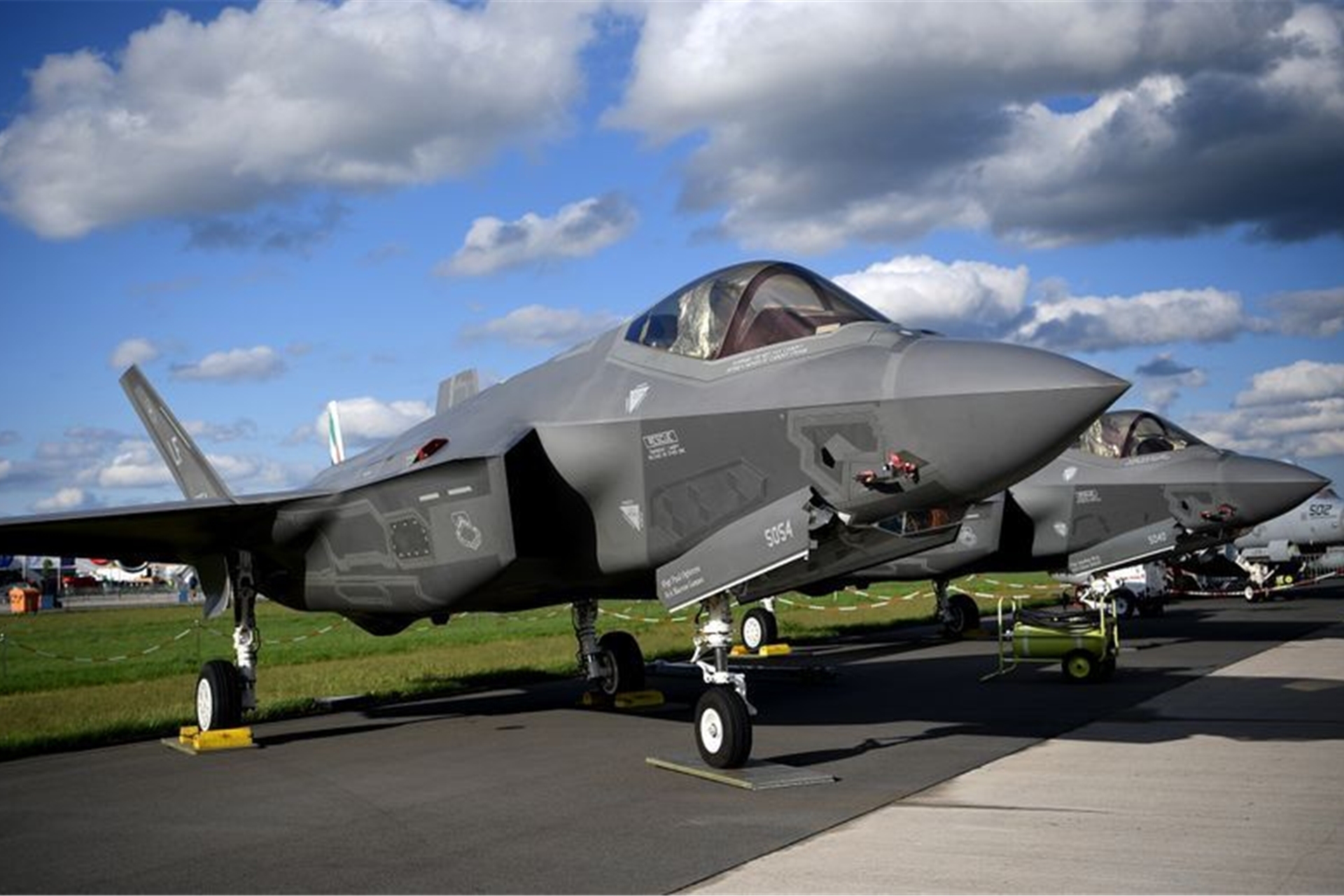 Ein Lockheed Martin F-35 Tarnkappenjet aus den USA mit einem Radargerät des Rüstungsunternehmens Hensoldt bei der Raumfahrtausstellung (ILA) in Berlin.