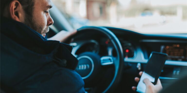 Mit dem Smartphone am Steuer haben sich 2021 rund 3000 Menschen im Kreis Recklinghausen und Bottrop bei Polizeikontrollen.