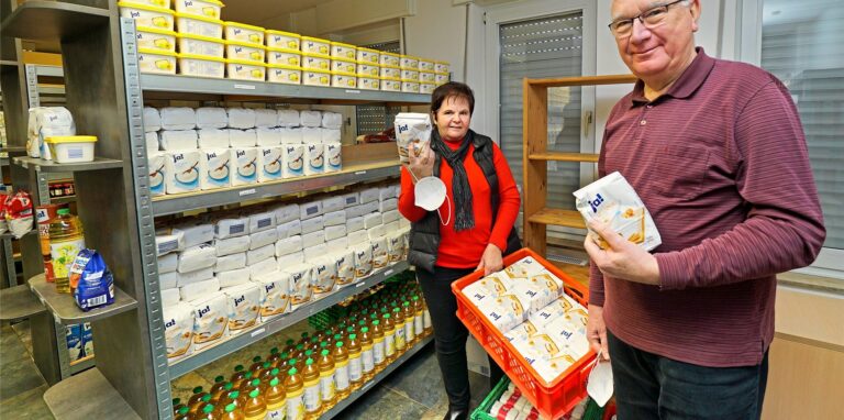 Ruth Witza und Walter Schain vom „Laden“-Team hoffen auf viele Besucher des neuen Angebotes. Vom Erlös werden Lebensmittel gekauft. Diese werden an Menschen mit geringem Einkommen abgegeben.