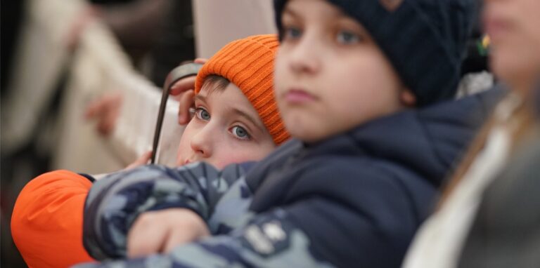 Ukrainische Flüchtlinge warten vor einer Registrierungsstelle für Flüchtlinge des Amtes für Migration.