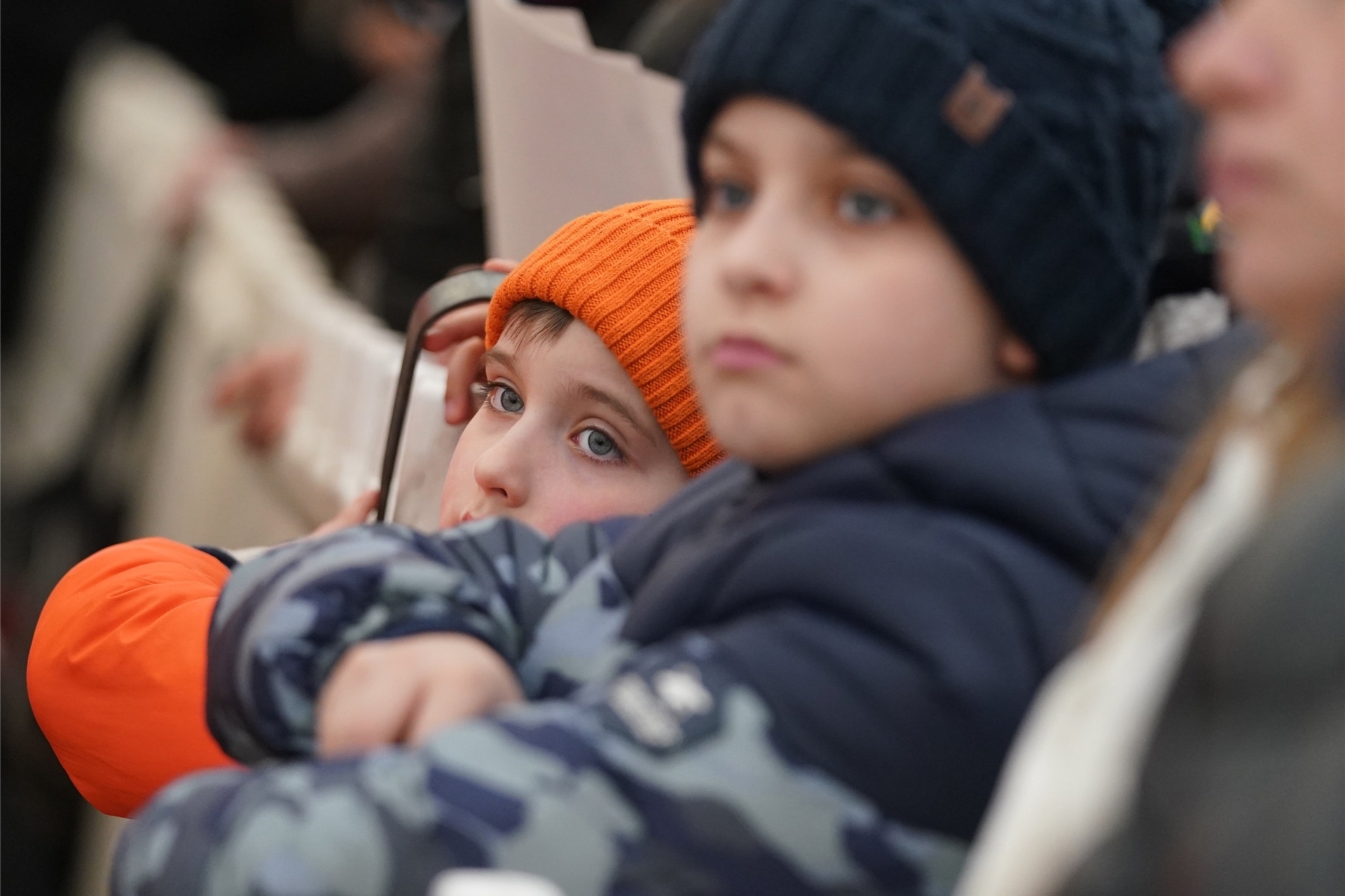 Ukrainische Flüchtlinge warten vor einer Registrierungsstelle für Flüchtlinge des Amtes für Migration.