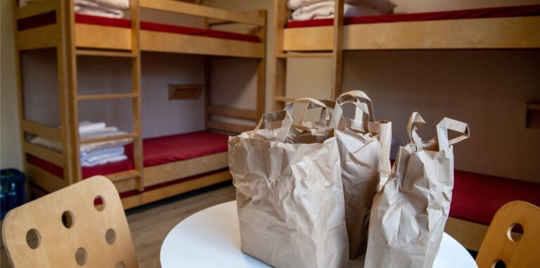 Tüten mit Verpflegung stehen in einer Jugendherberge für ankommende Flüchtlinge bereit. (Symbolbild)