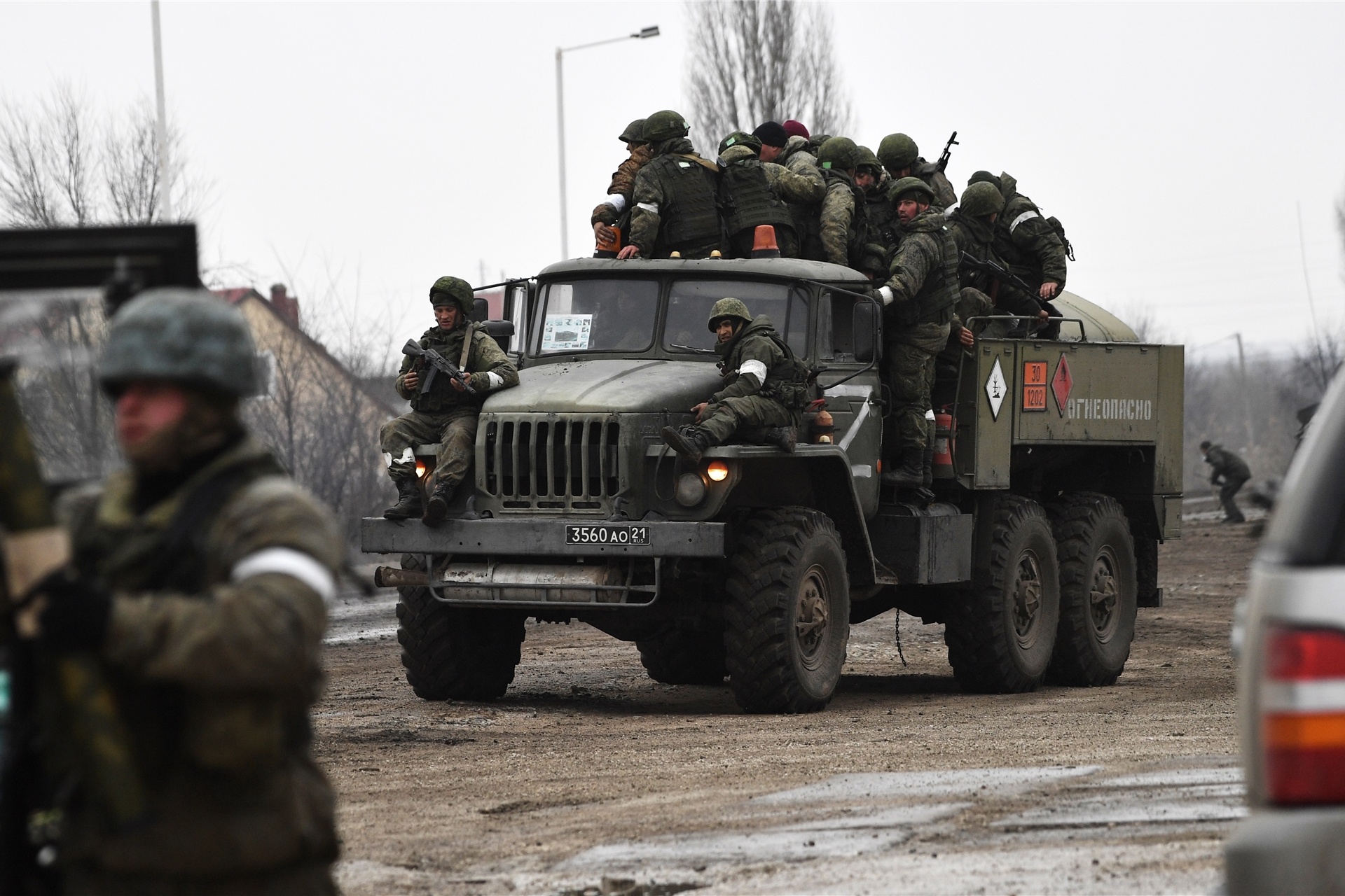 Das von der staatlichen russischen Nachrichtenagentur Sputnik veröffentlichte Bild zeigt russische Soldaten die im Norden der Krim auf einem Militärlastwagen sitzen.