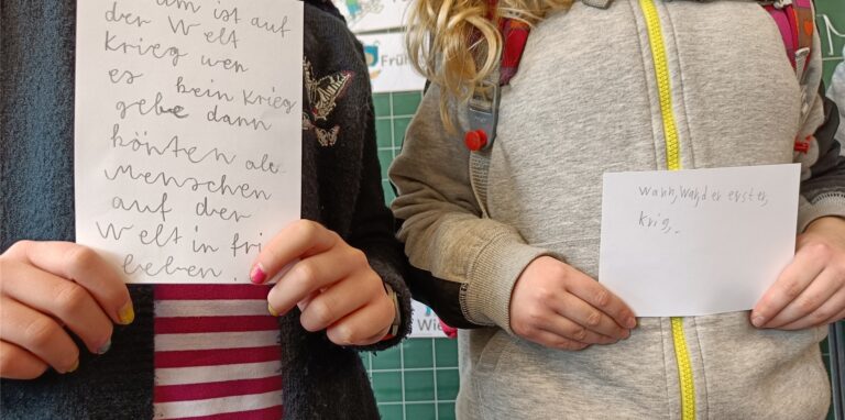 „Warum ist auf der Welt Krieg?“: Auf Karten haben die Schülerinnen und Schüler ihre Gedanken, Fragen und Sorgen zum Ukraine-Krieg festgehalten.