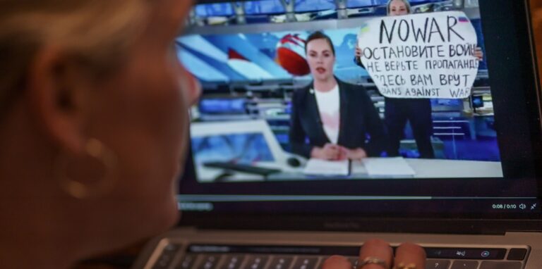 Mit einem Protestplakat und lauten Rufen hat eine Kriegsgegnerin im russischen Staatsfernsehen für eine Unterbrechung der Hauptnachrichtensendung gesorgt.
