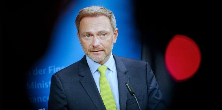 Der Krieg in der Ukraine treibt den Öl- und die Kraftstoffpreise weiter drastisch in die Höhe.