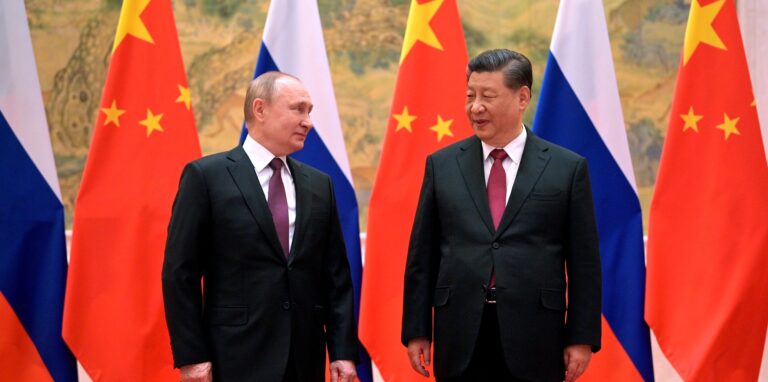 Der chinesische Präsident Xi Jinping (r) und der russische Präsident Wladimir Putin vor Gesprächen am 4. Februar 2022. Russland und China sind enge Partner.