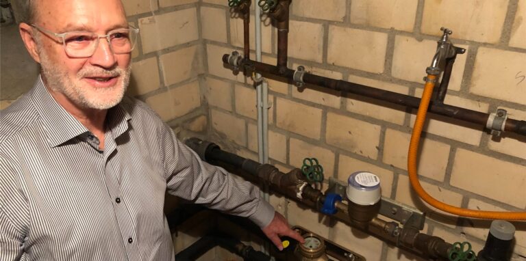Wärmepumpe erhitzt Grundwasser für Beheizung eines Reihenhauses in Dorsten.