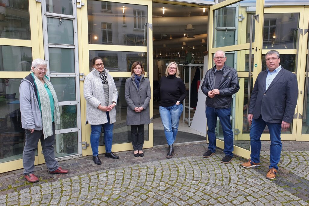 Zusammen mit v.r. Sozialdezernent Hermann Pieper stellten Cay Süberkrüb, Katja Gaul, Uschi Dorka, Kathrin Wolf und Renate Nöbe die neue Anlaufstelle für Flüchtlinge und Helfer im Glashaus vor. Zusammen mit v.r. Sozialdezernent Hermann Pieper stellten Cay Süberkrüb, Katja Gaul, Uschi Dorka, Kathrin Wolf und Renate Nöbe die neue Anlaufstelle für Flüchtlinge und Helfer im Glashaus vor.