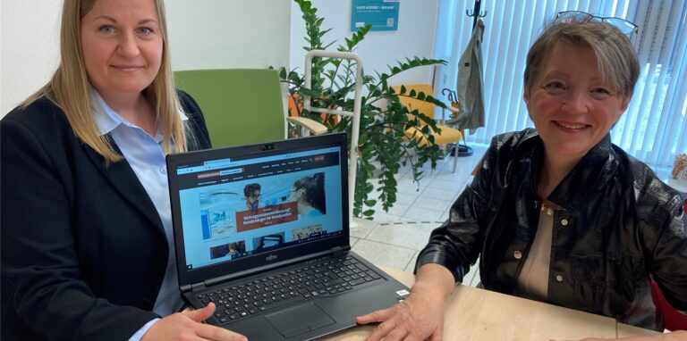 Über das neue Telekommunikationsgesetz informieren Ruth Pettenpohl (r.) und Sonja Lichtenberg von der Verbraucherzentrale.