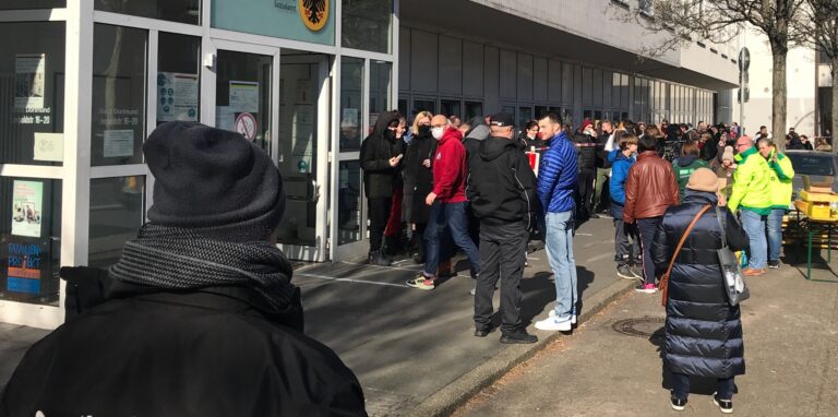 Vor dem Sozialamt in der Leopoldstraße bilden sich täglich lange Schlangen von Flüchtlingen.